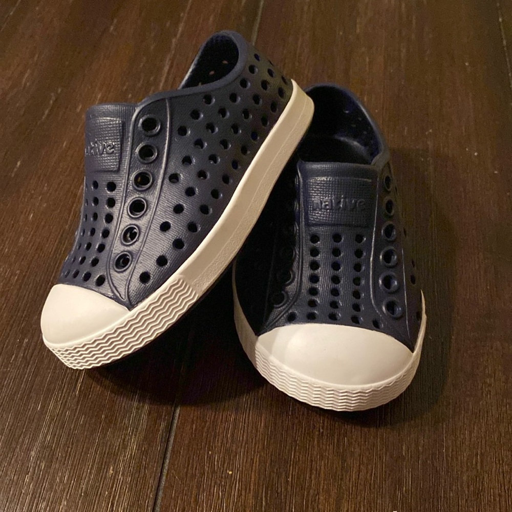 Size 4 Native Jefferson navy & white